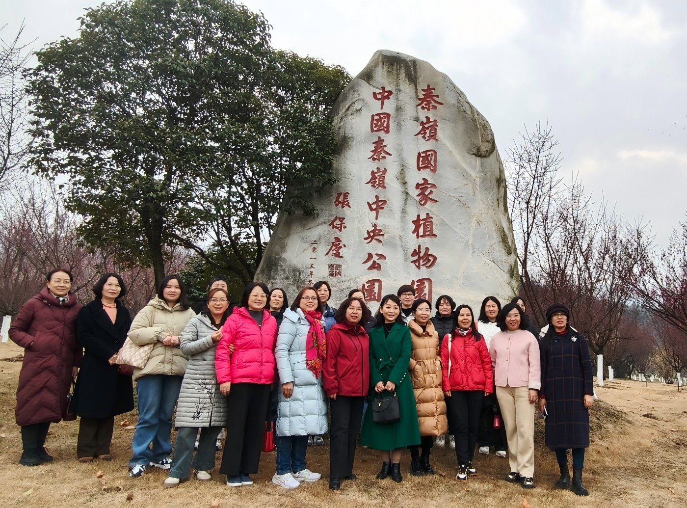 图3.石碑合影.jpg