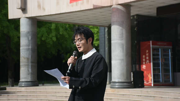 学生代表陈家钢发言_副本.png