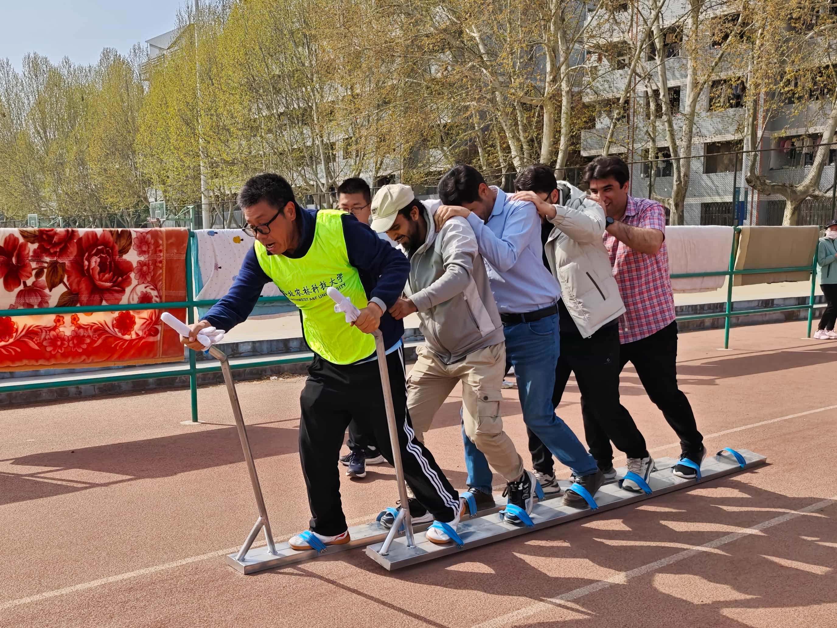 1-木履争先.jpg