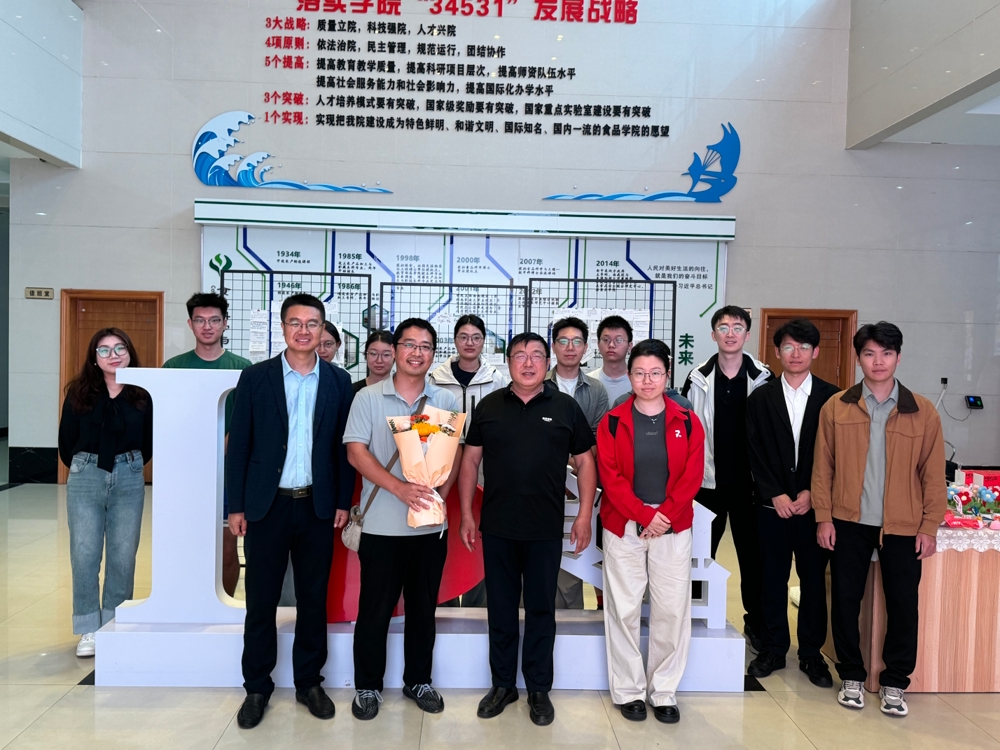 党委书记宋广林与学生代表共同向教师们赠送纪念品与鲜花1.jpg