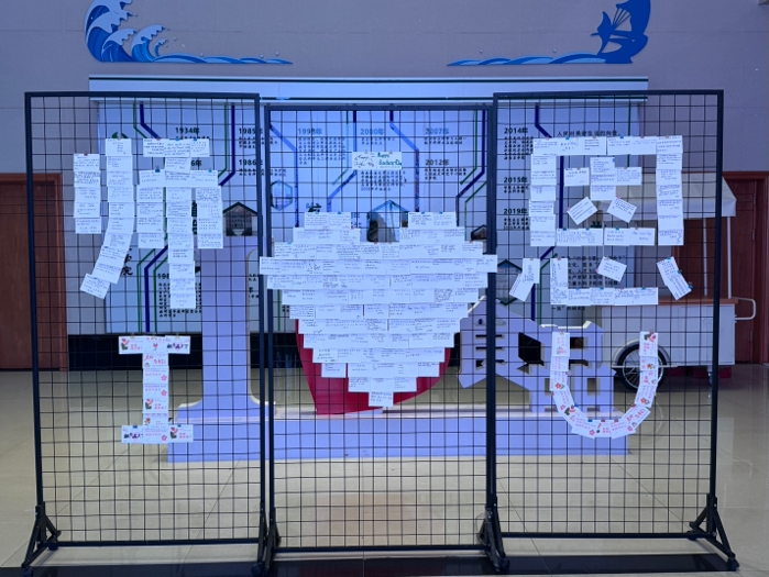 新生手写贺卡为教师们送祝福.jpg