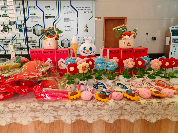 送编制花、艾草锤、玻璃杯等纪念品展示.jpg