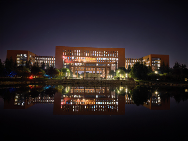 第三名 8孔荣-深夜的忙碌.jpg