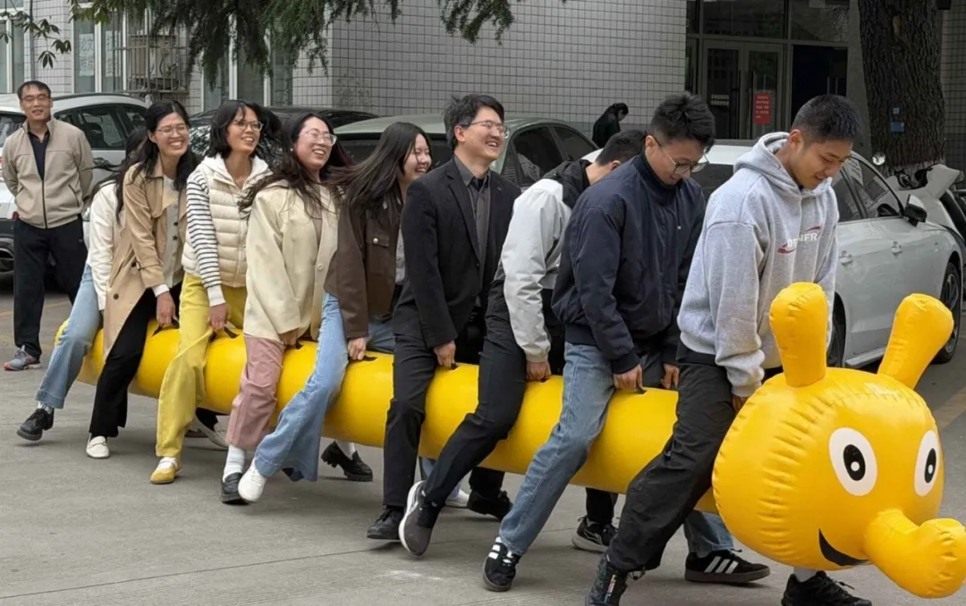 【信息学院部门工会】开展毛毛虫绕杆竞速跑比赛